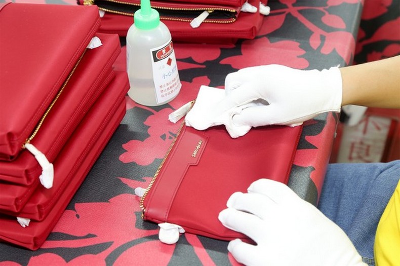 化妆包表面清理 化妆包表明清理