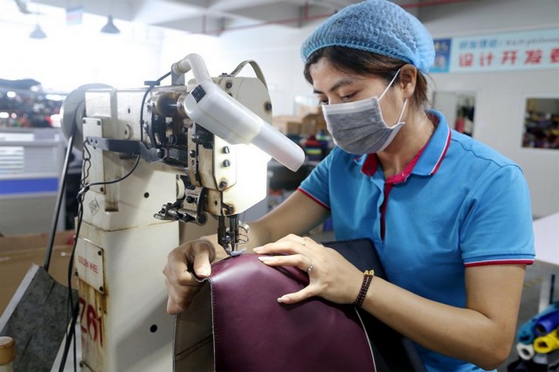 广东背包厂家肩带工序 广东背包厂家肩带工序