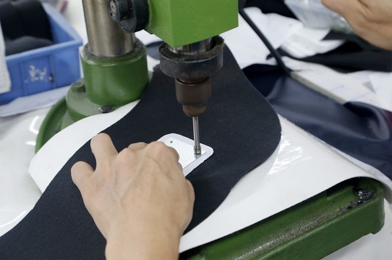 电脑背包定做厂家,广东休闲背包定制 背包厂家做工,双肩包定制工序